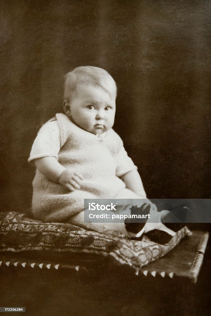 Fotografía de época con niña bebé en silla - Foto de stock de Bebé libre de derechos