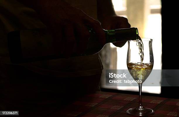 Versare Vino Bianco - Fotografie stock e altre immagini di Alchol - Alchol, Ambientazione interna, Bar