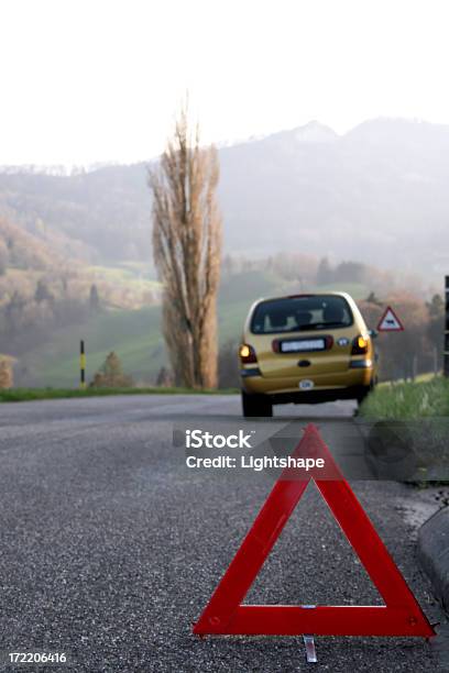 Avería De Coche Foto de stock y más banco de imágenes de Triángulo - Triángulo, Señal de emergencia, Coche