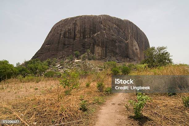 Sposób Zuma Rock - zdjęcia stockowe i więcej obrazów Skała - Skała, Zuma Beach, Nigeria