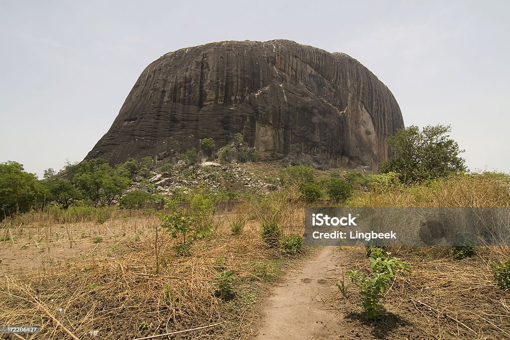 O caminho para Zuma Rock - Foto de stock de Rocha royalty-free