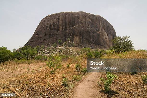 A Forma De Zuma Rock - Fotografias de stock e mais imagens de Rocha - Rocha, Zuma Beach, Nigéria