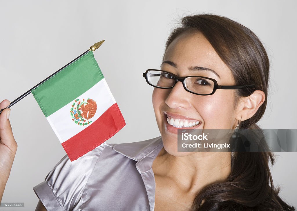 Mujer hispana atractiva joven olas bandera mexicana - Foto de stock de Cinco de mayo libre de derechos