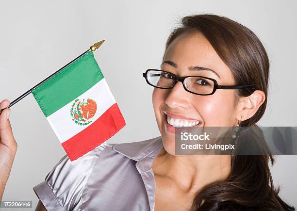 Photo libre de droit de Séduisante Jeune Femme Hispanique Vagues De Drapeau Mexicain banque d'images et plus d'images libres de droit de Cinco de Mayo