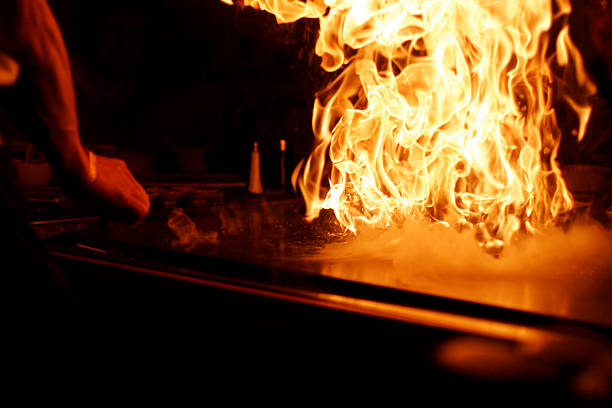 cocina con fuego - teppan yaki fotografías e imágenes de stock