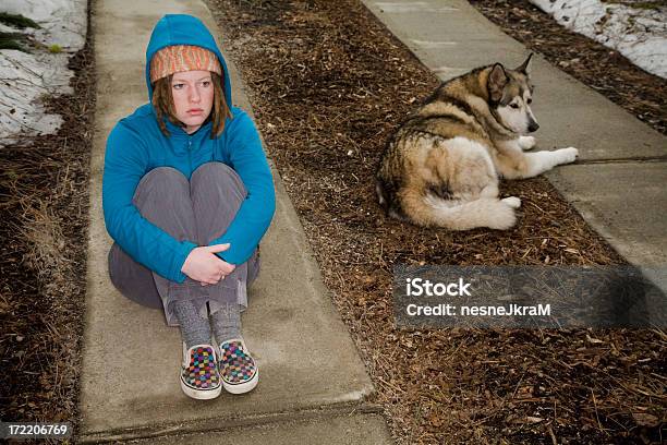Terra Menina Com Seu Cão - Fotografias de stock e mais imagens de Cão - Cão, Tristeza, Criança