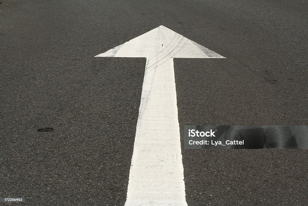 Freccia bianca traffico sulla strada - Foto stock royalty-free di Asfalto