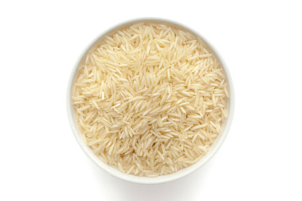 riso bianco biologico (oryza sativa) in una ciotola di ceramica bianca. - clipping path rice white rice basmati rice foto e immagini stock