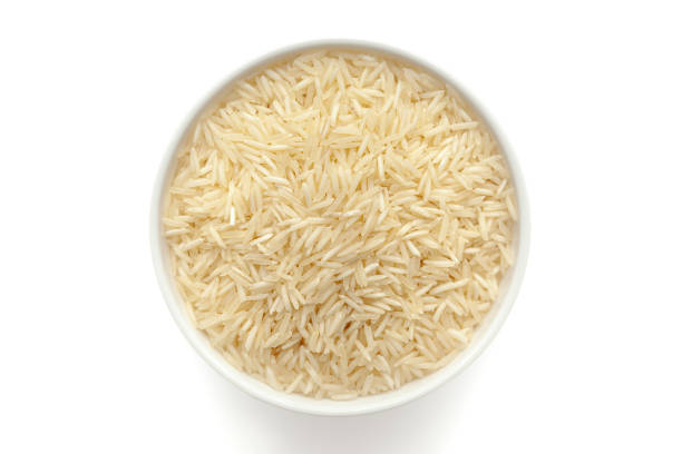 arroz branco orgânico (oryza sativa) em uma tigela de cerâmica branca. - clipping path rice white rice basmati rice - fotografias e filmes do acervo