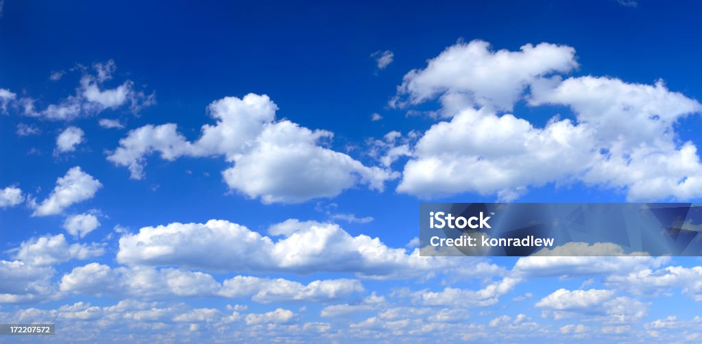 XXXL jasny niebieski niebo panorama - Zbiór zdjęć royalty-free (Niebo - Zjawisko naturalne)
