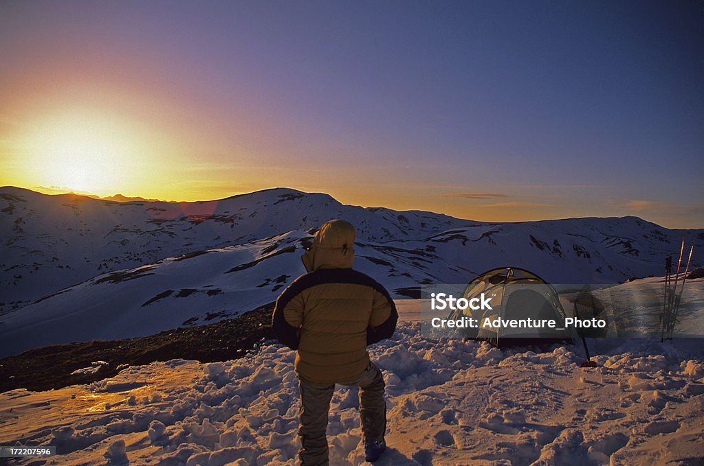 Lo sci alpinismo campo al tramonto - Foto stock royalty-free di Bellezza