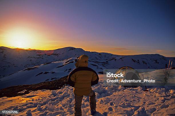 Foto de Ski Montanhismo Camp Ao Pôrdosol e mais fotos de stock de Acampar - Acampar, Arrebol, Beleza