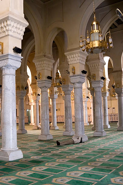 sala de orações da mesquita - cairo mosque egypt inside of imagens e fotografias de stock