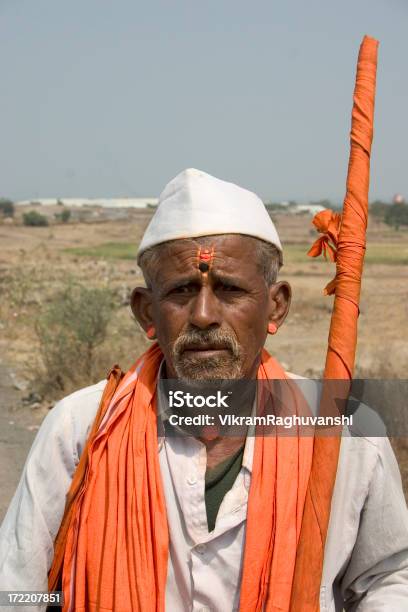 Una India Senior Asiática Personas Vertical Pandit Religiosa Foto de stock y más banco de imágenes de Haridwar