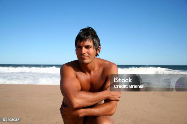 Photo libre de droit de Homme Sur La Plage banque d'images et plus d'images libres de droit de Adulte - Adulte, Blanc, Bleu