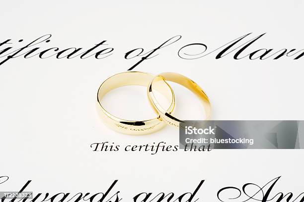 Certidão De Casamento E Alianças De Casamento - Fotografias de stock e mais imagens de Amor - Amor, Anel - Joia, Anel de Casamento