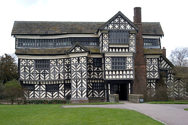 little moreton hall, royaume-uni - tudor style house timber window photos et images de collection