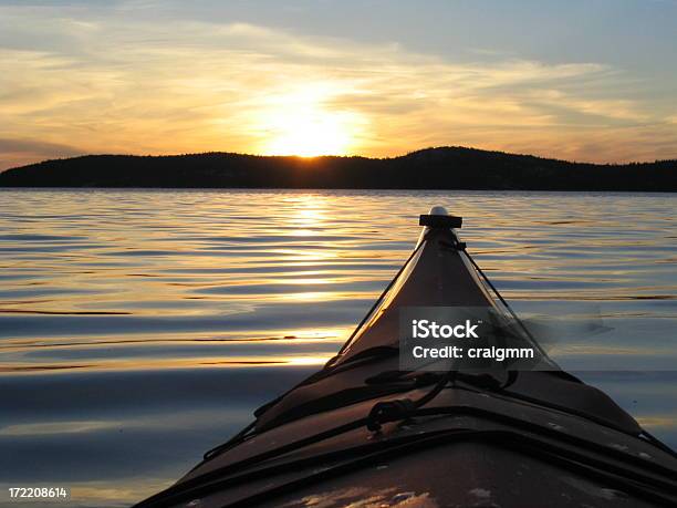 Caiaque Ao Pôr Do Sol - Fotografias de stock e mais imagens de Anoitecer - Anoitecer, Ao Ar Livre, Aventura