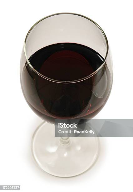 Красное Вино Высокий Угол — стоковые фотографии и другие картинки Белый фон - Белый фон, Стеклянная посуда, Алкоголь - напиток