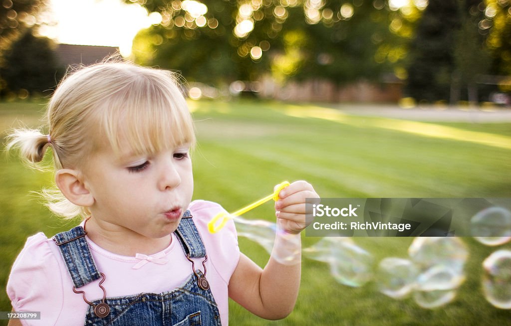 夏の泡 - 2歳から3歳のロイヤリティフリーストックフォト