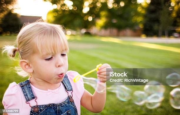 Foto de Bolhas De Verão e mais fotos de stock de 2-3 Anos - 2-3 Anos, Alegria, Aspiração