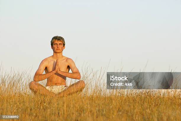 Meditazione - Fotografie stock e altre immagini di A petto nudo - A petto nudo, Adulto, Ambientazione esterna