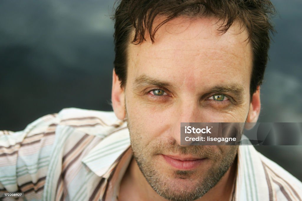 Retrato de un hombre al aire libre - Foto de stock de Adulto libre de derechos