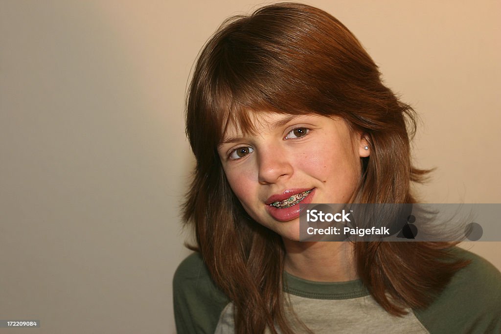 Pre-adolescente con bretelle - Foto stock royalty-free di Adolescente