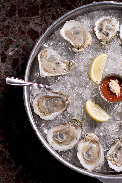 ostras frescas - prepared oysters prepared shellfish shucked seafood - fotografias e filmes do acervo