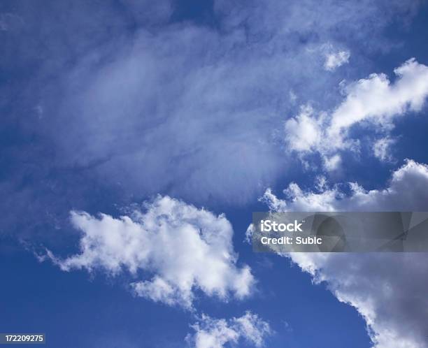 Foto de Céu Azul Com Nuvens e mais fotos de stock de Azul - Azul, Beleza, Beleza natural - Natureza