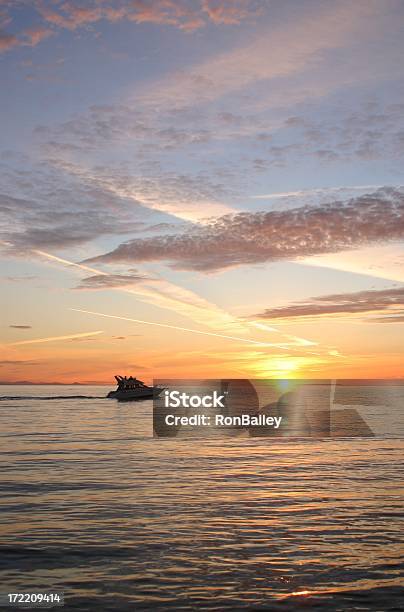 Vela Al Tramonto - Fotografie stock e altre immagini di Acqua - Acqua, Ambientazione esterna, Arancione