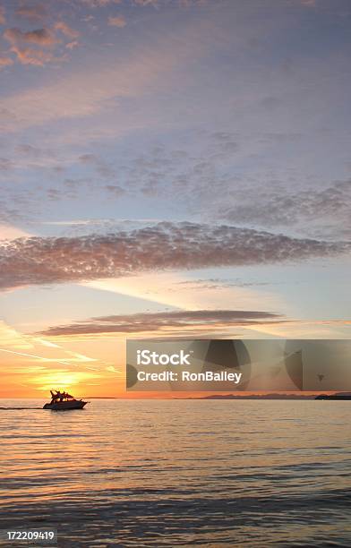 Cruiser Закатедва — стоковые фотографии и другие картинки Яхта - Яхта, Закат солнца, Силуэт