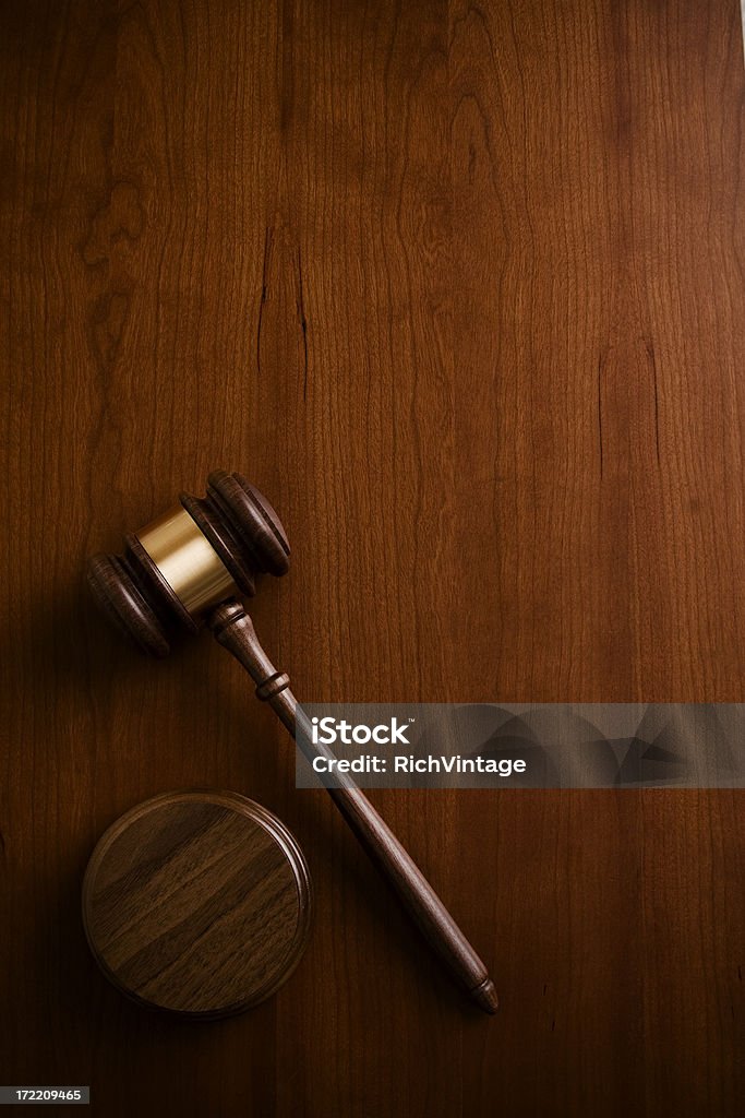 Молоток судьи на дерево - Стоковые фото Деревянный молоток роялти-фри