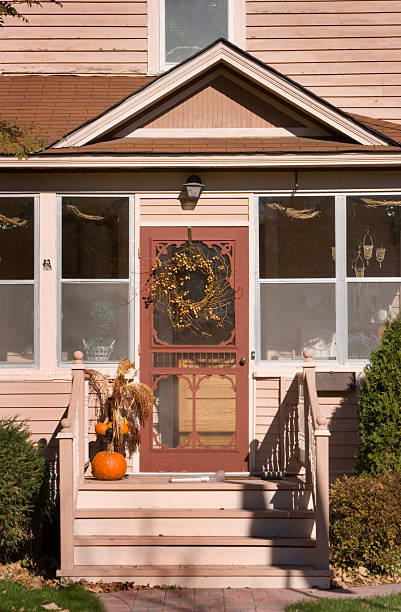 ingresso principale - screen door door porch house foto e immagini stock