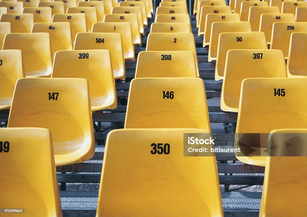 Желтыми стульями - Стоковые фото Без людей роялти-фри