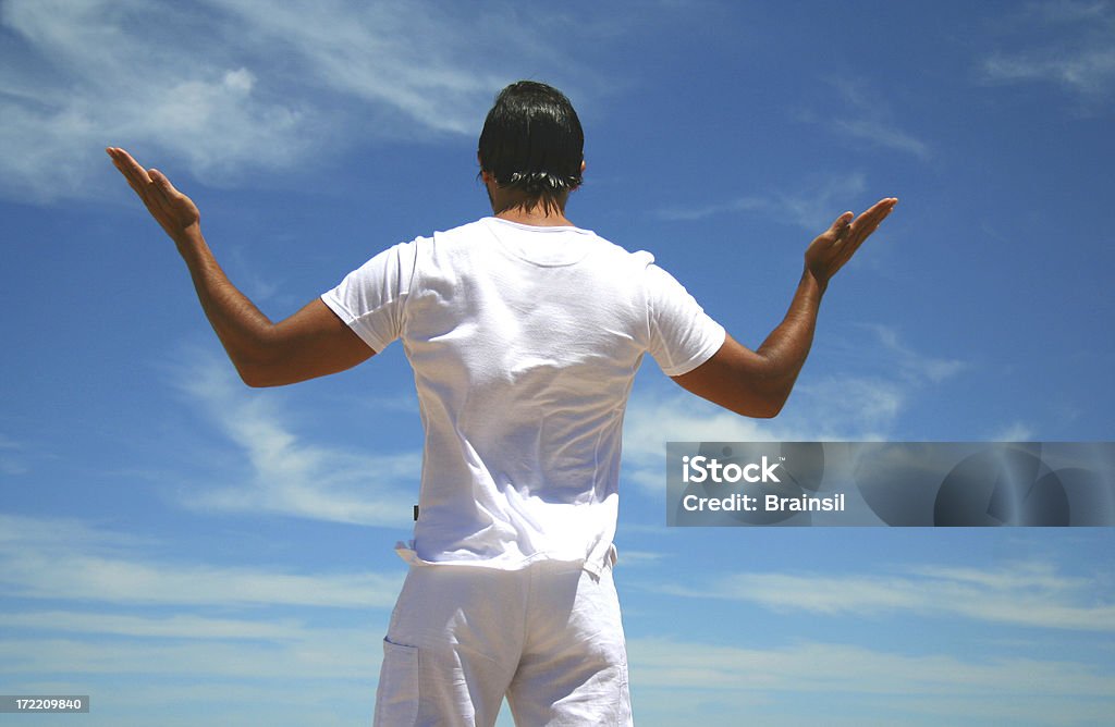 Hombre contra el cielo azul - Foto de stock de Actividades y técnicas de relajación libre de derechos