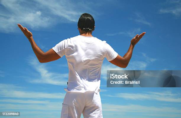 Hombre Contra El Cielo Azul Foto de stock y más banco de imágenes de Actividades y técnicas de relajación - Actividades y técnicas de relajación, Adulto, Adulto joven