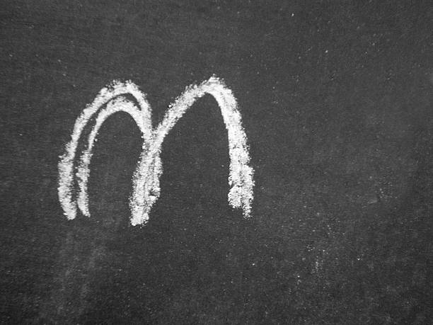 alfabeto-m-chalk - blackboard letter letterform writing - fotografias e filmes do acervo