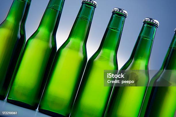 Garrafas De Cerveja - Fotografias de stock e mais imagens de Garrafa de Cerveja - Garrafa de Cerveja, Cor verde, Fila - Arranjo