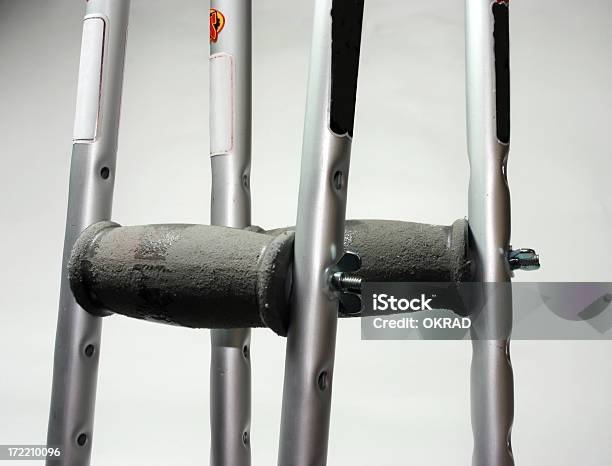 Antigos Desgastado Crutches Detalhe - Fotografias de stock e mais imagens de Acabado - Acabado, Agarrar, Alumínio