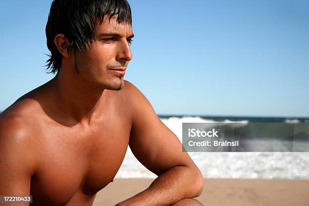 Homem Na Praia - Fotografias de stock e mais imagens de Adulto - Adulto, Areia, Articulação humana