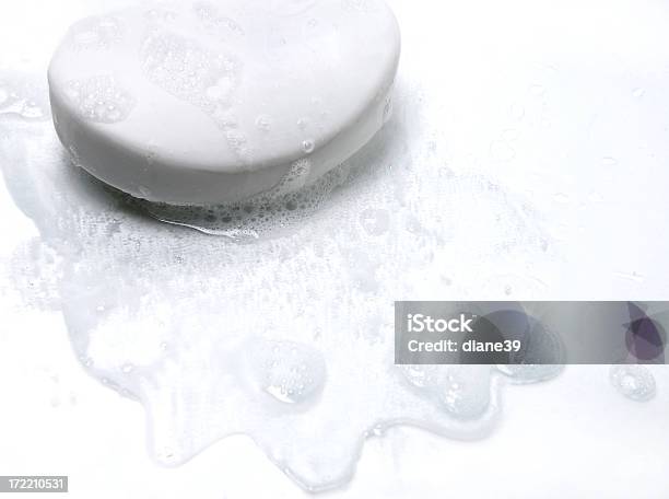 Agua Y Jabón Foto de stock y más banco de imágenes de Espuma de jabón - Espuma de jabón, Barra de jabón, Blanco - Color