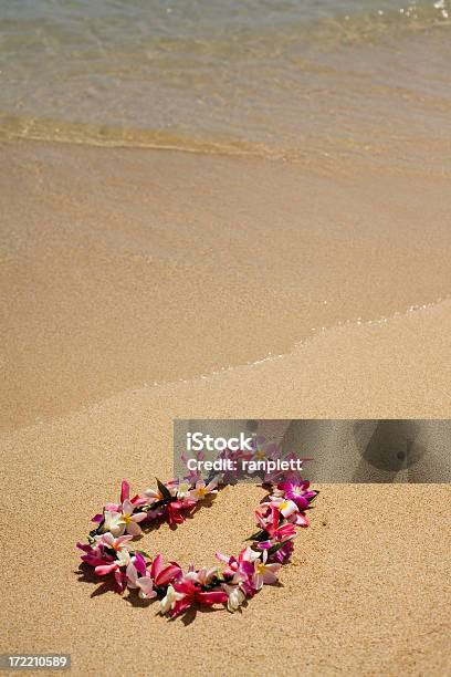 Photo libre de droit de Collier De Fleurs Hawaïen Authentique Sur La Plage banque d'images et plus d'images libres de droit de Collier de fleurs - Collier de fleurs, Culture hawaïenne, Plage