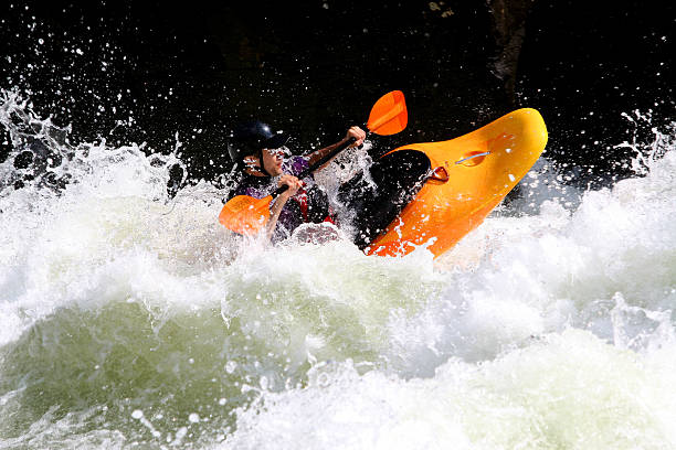 en la cresta de la ola - kayaking white water atlanta river nature fotografías e imágenes de stock