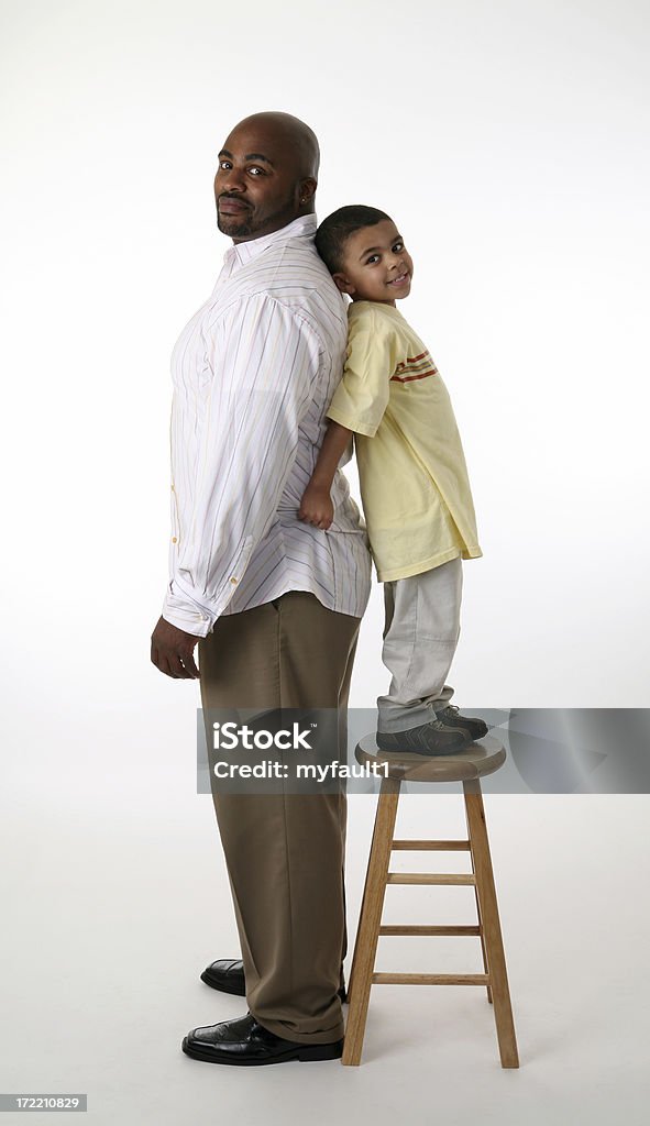 Ojciec i syn Porównanie wzrostu - Zbiór zdjęć royalty-free (Wysoki - Wzrost człowieka)