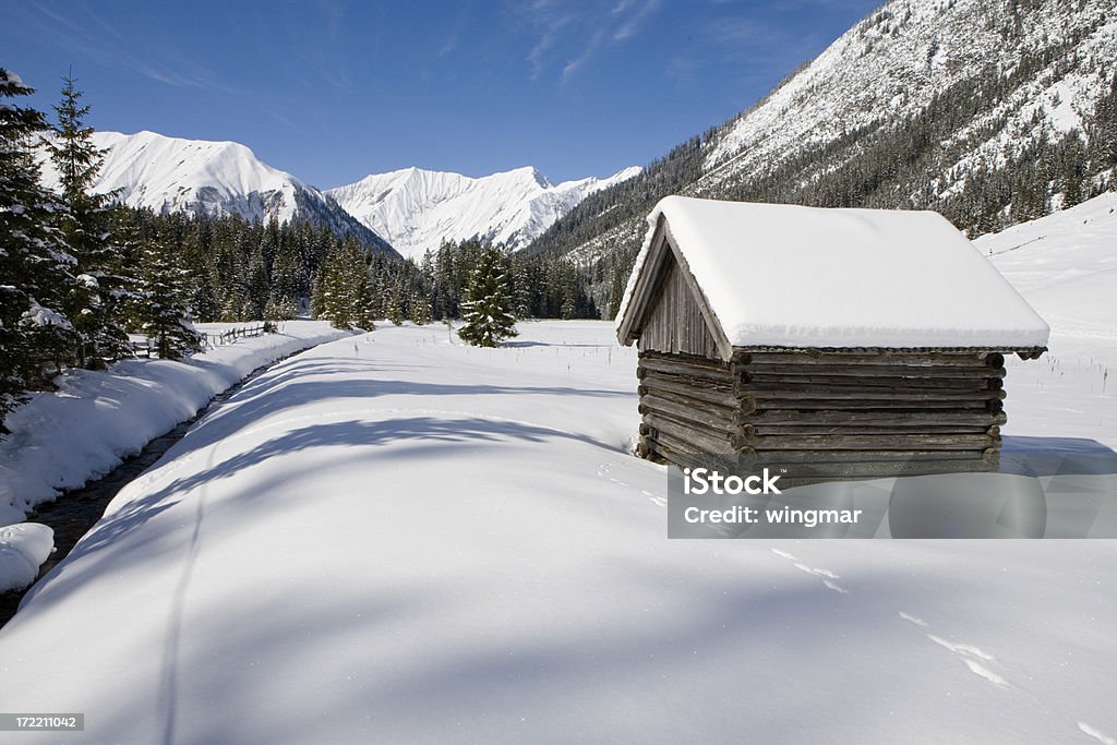 Capanna di alpine - Foto stock royalty-free di Abbandonato