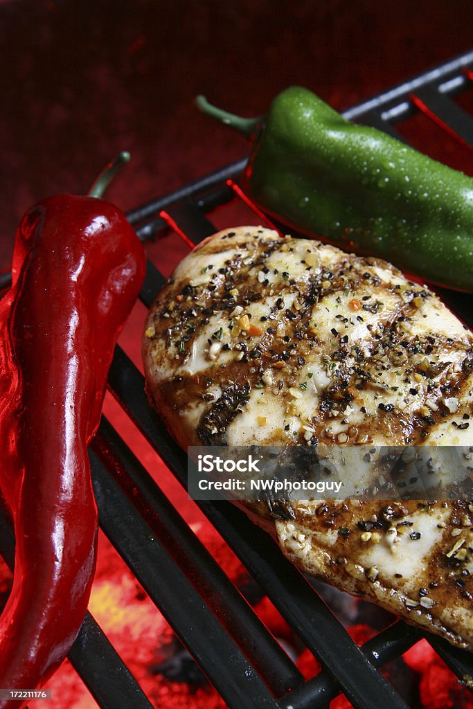 Pollo alla brace con peperoni e spezie - Foto stock royalty-free di Alimentazione sana