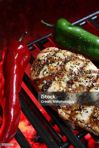 Pollo Alla Brace Con Peperoni E Spezie - Fotografie stock e altre immagini di Alimentazione sana - Alimentazione sana, Alla griglia, Arrosto - Cibo cotto