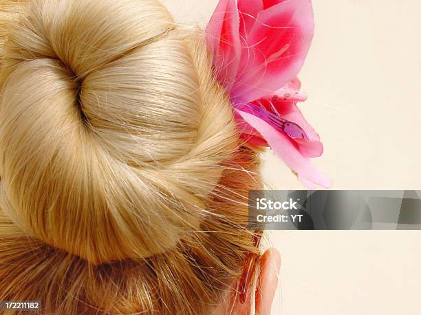 Blond Mit Blume Stockfoto und mehr Bilder von Blondes Haar - Blondes Haar, Blume, Einzelne Blume