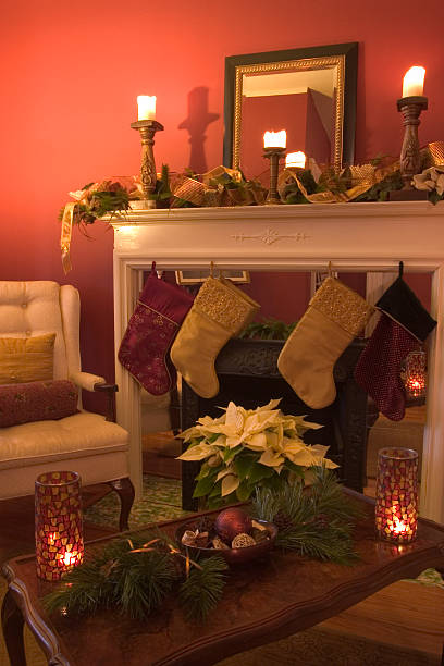 элегантные рождество декор - poinsettia christmas candle table стоковые фото и изображения
